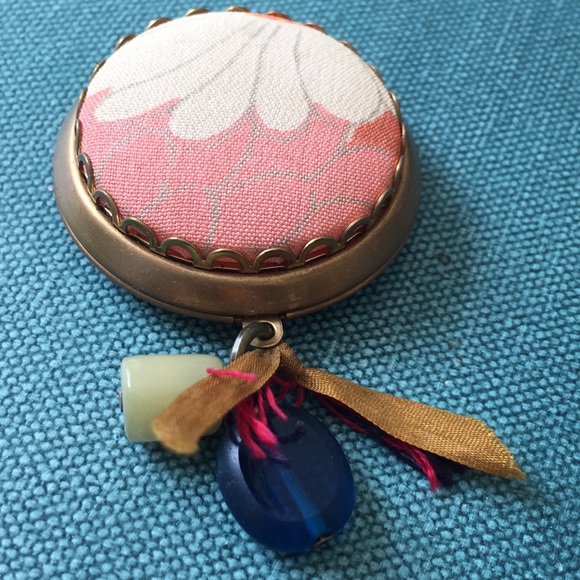 Vintage Accessories - Vintage Brass Photo Locket Medallion Silk Covered